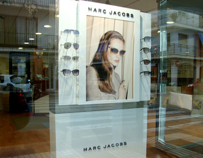 Instalacion de escaparates y PLV en tiendas para la marca de lujo Marc Jacobs Instalacion de escaparates y PLV en tiendas para la marca de lujo Marc Jacobs